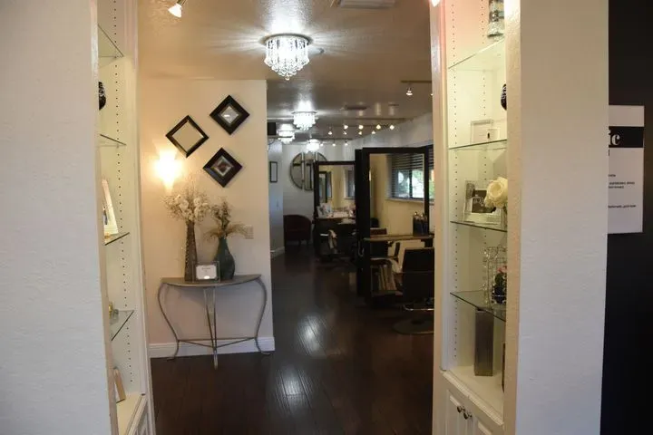 https://cdn.salonspotlight.com/photos/UvAhLth3mEaycgwE8bu9/a7f1a2a8-5866-4aad-8c1f-9320c25cd38b_720x720