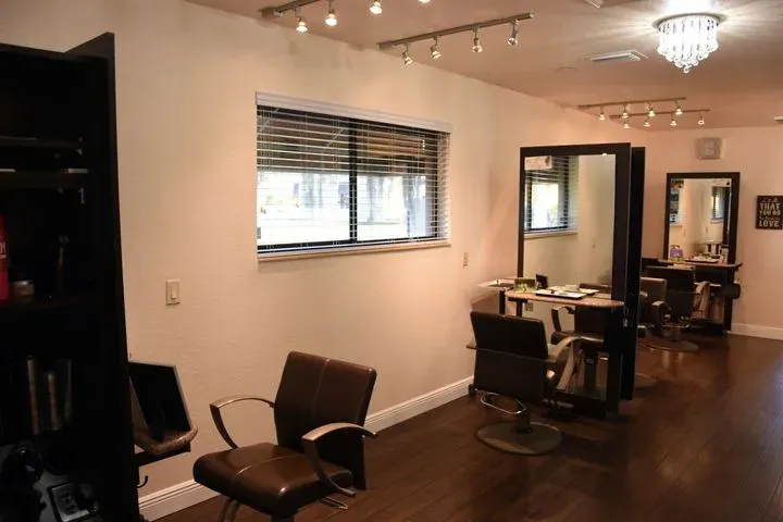 https://cdn.salonspotlight.com/photos/UvAhLth3mEaycgwE8bu9/eef11fdf-13a4-4e33-9bdc-a6d855b11766_720x720