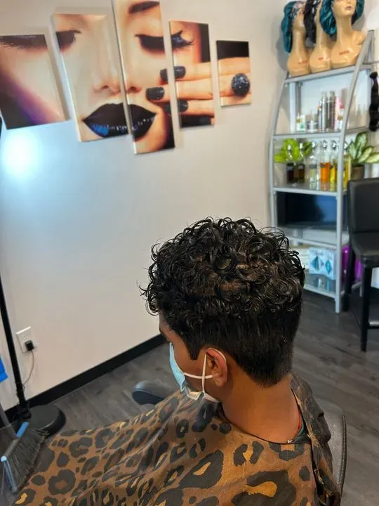 https://cdn.salonspotlight.com/photos/UwuNcGYosq2NBAflIHp9/535e6d66-bdf9-432f-9ae2-7767b6adb7de_720x720