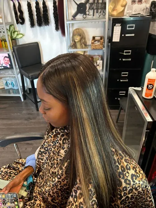 https://cdn.salonspotlight.com/photos/UwuNcGYosq2NBAflIHp9/e26e3edd-e7d7-4196-9288-d29836de9321_720x720