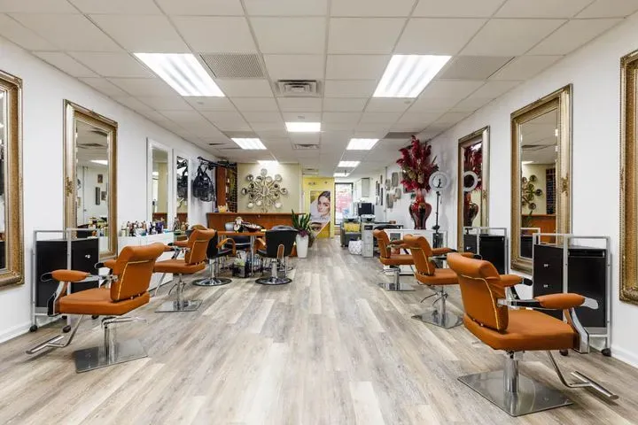 https://cdn.salonspotlight.com/photos/UxbwZbdn5WHHnQKijcva/5ee5f552-48b0-4b8a-b55c-e15580820a03_720x720