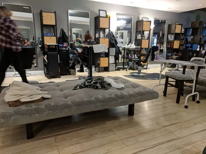 https://cdn.salonspotlight.com/photos/Uzl37MQx0CGNR2BMbMeV/0e3e215c-fa40-4862-a472-98137751132b_720x720
