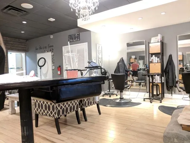 https://cdn.salonspotlight.com/photos/Uzl37MQx0CGNR2BMbMeV/17831918-a113-4967-ba66-8f5d1a4ca3f1_720x720