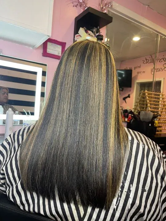https://cdn.salonspotlight.com/photos/V00Jcxrl7DdegFpPElkw/4c799126-dacd-41b4-986d-045e79719a5f_720x720