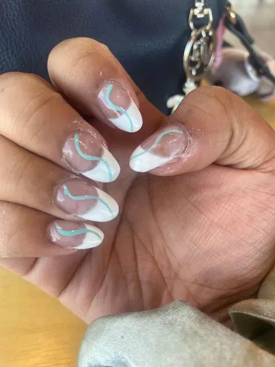https://cdn.salonspotlight.com/photos/V0E9IVDyAkV3Iymo4gtf/a95be21c-7ebf-4655-b91a-346ec65b2a70_720x720