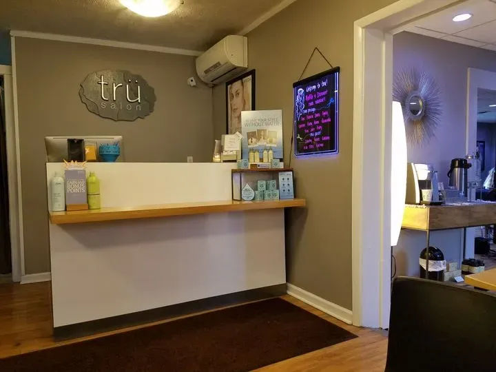 https://cdn.salonspotlight.com/photos/V4PVYMoJmJBVREZiCpIj/0681f2e0-7e89-4d6c-a454-7c7ba87fc5ba_720x720