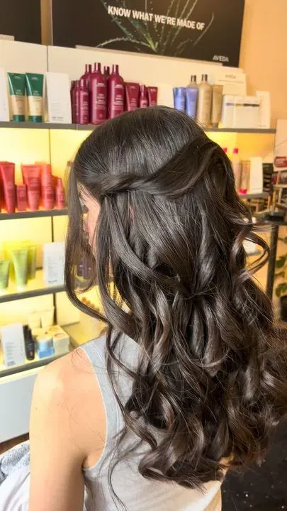 https://cdn.salonspotlight.com/photos/V4PVYMoJmJBVREZiCpIj/7e2c28c4-04a1-4a3d-b260-96345def26e7_720x720