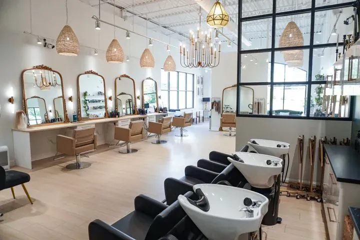 https://cdn.salonspotlight.com/photos/V5ZVvsPeGvgmqu2ZQkde/0729d6ae-db75-4b26-90d8-0c4e2e279c60_720x720