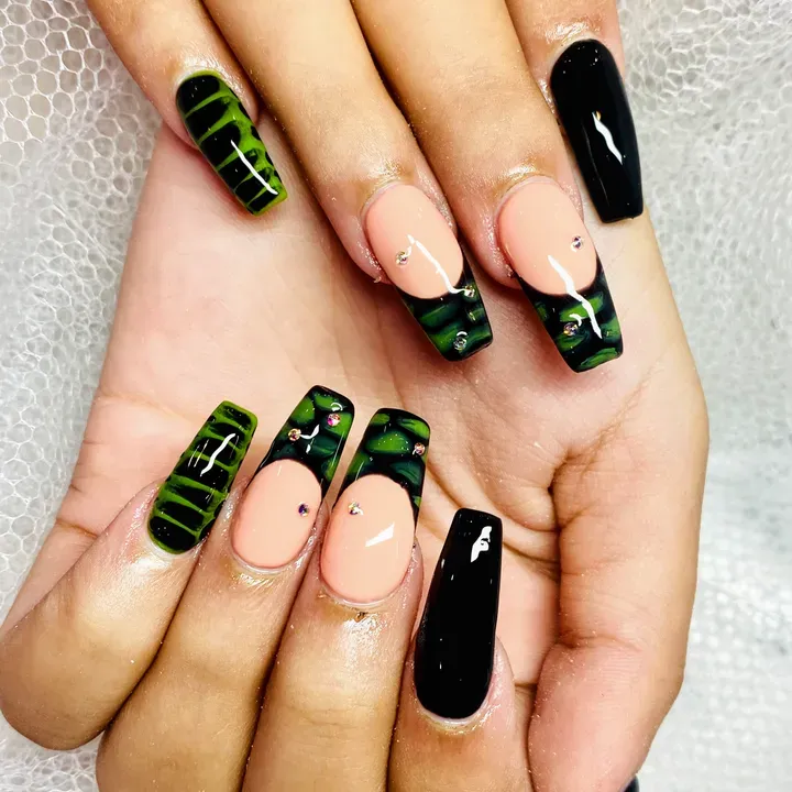 https://cdn.salonspotlight.com/photos/V7bc1Rs3N6ew3Inm6lKd/74864067-7930-4103-8895-6f0e855f6ac1_720x720