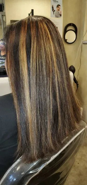 https://cdn.salonspotlight.com/photos/V8TuMHiKWjdfkUECfjbL/a5919c7f-48e1-489d-b862-1c4af5b4a408_720x720