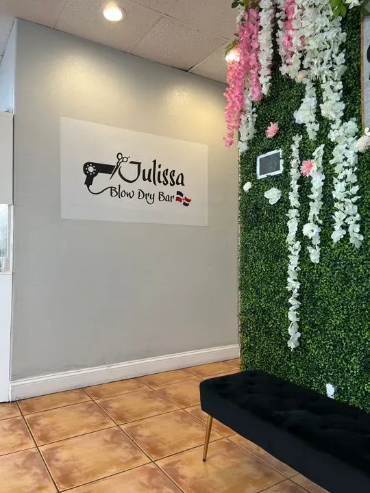 https://cdn.salonspotlight.com/photos/VAliBRPB8HjEkWR0ftiU/c7ad9656-41c6-4427-bb81-a37f55457aef_720x720