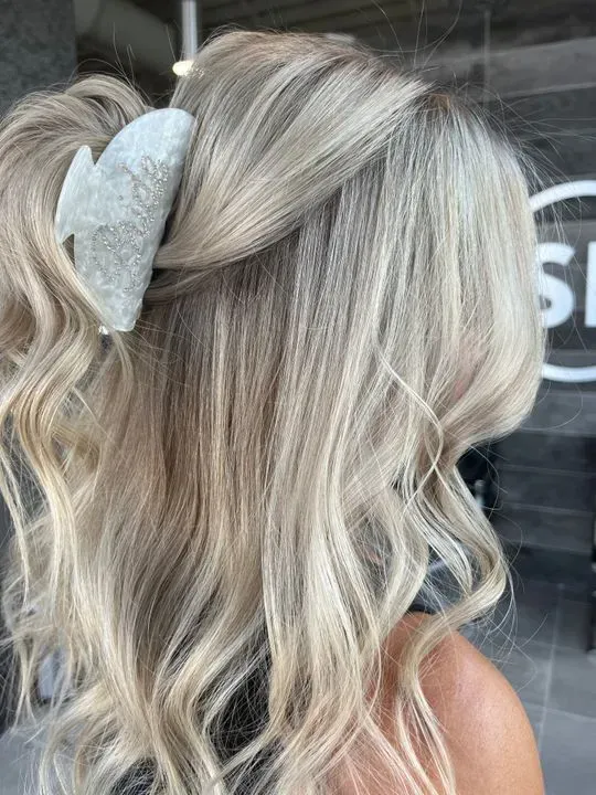 https://cdn.salonspotlight.com/photos/VC66QtOZJozPO2F3bQIL/c938c1de-eed0-4d00-a198-7f2ade6a1b7d_720x720