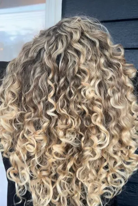 https://cdn.salonspotlight.com/photos/VD2U728CbNmEldN1GGcf/7da2da26-7aee-44c4-b080-05f21c120700_720x720