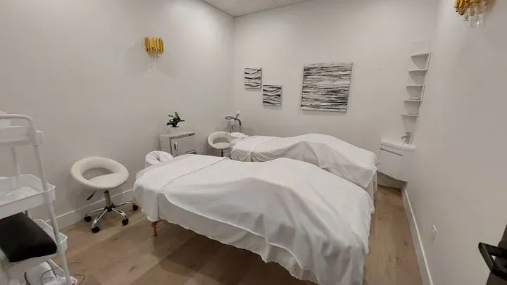 https://cdn.salonspotlight.com/photos/VF4YHHmTeK5kgN156dB7/f47b5718-c2d9-4a7a-9088-7dc7a49f3229_720x720