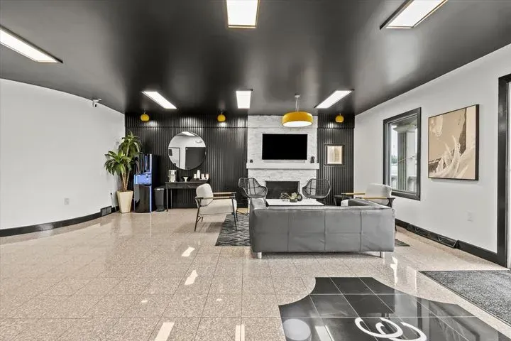 https://cdn.salonspotlight.com/photos/VGU3rjpWDymITat5t2F4/48b99b4a-3b80-4825-9ae5-ca9de1506917_720x720