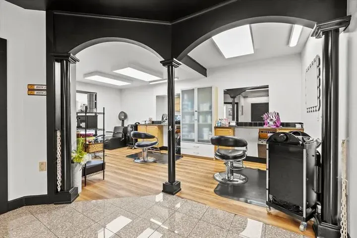 https://cdn.salonspotlight.com/photos/VGU3rjpWDymITat5t2F4/deb3373e-1992-473f-9c0e-abf03df2edc1_720x720