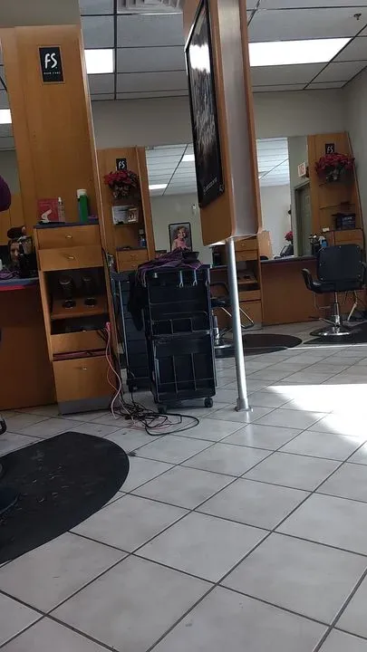 https://cdn.salonspotlight.com/photos/VH4mokRqjC76jqKYOpYB/c85b03dd-26ca-4c4f-8222-4b38d43a4636_720x720