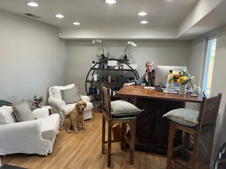 https://cdn.salonspotlight.com/photos/VHFW7vKFFa5Ic3iI2B7K/d9e7c600-e122-4353-a533-ae1ffc188bf0_720x720