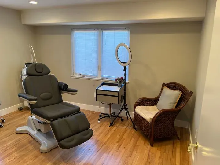 https://cdn.salonspotlight.com/photos/VHFW7vKFFa5Ic3iI2B7K/ea41b2cd-26cc-412a-8eb6-48aa9eabe136_720x720