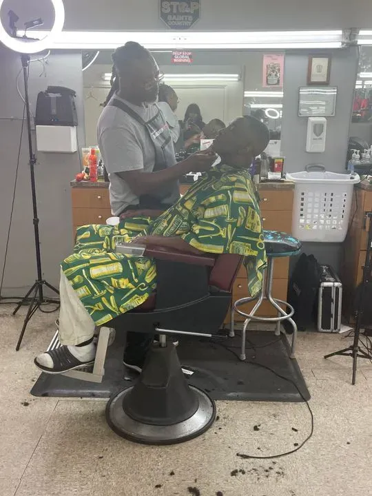 https://cdn.salonspotlight.com/photos/VI3EiURZ1FrcU2nLn8al/1deece62-1e25-4cf3-91f4-03ebcc873df2_720x720