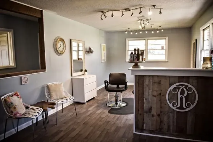 https://cdn.salonspotlight.com/photos/VJFQb469l61KyHZgKTX4/071b78e5-2628-471e-9e27-a5506fe7246f_720x720