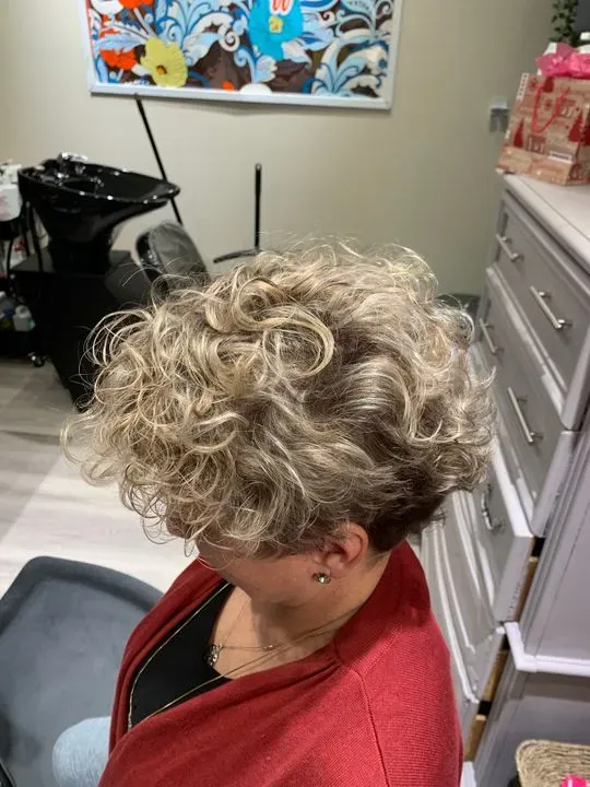 https://cdn.salonspotlight.com/photos/VKfpLYq9Z0oNtrLtDLAS/5388d6b6-e47c-47a6-8bb4-78c9a2f748c1_720x720