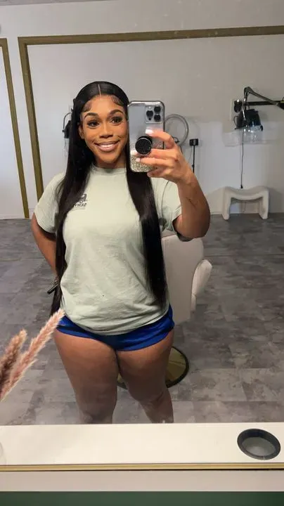 https://cdn.salonspotlight.com/photos/VLNDVC89uaQGEAgWWZvO/d5a9cf71-e7a4-4e5f-bae5-f8731377e619_720x720