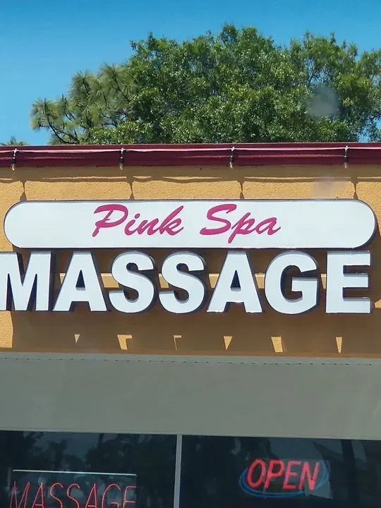 https://cdn.salonspotlight.com/photos/VMEQ0SMJSpyRRTXz6v1a/8604b849-45c6-4179-aee7-420a70cfb32e_720x720