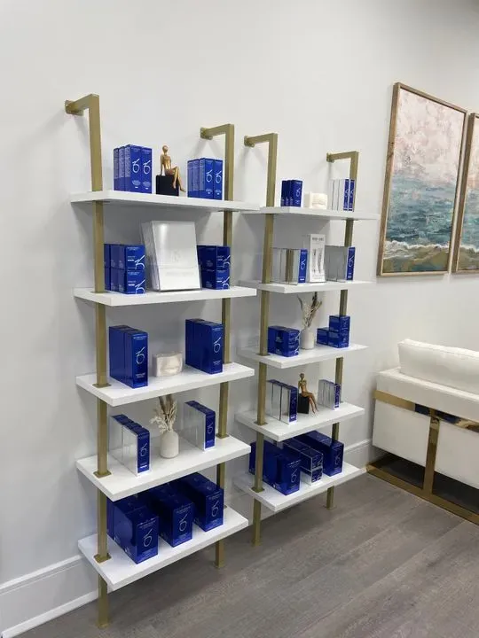 https://cdn.salonspotlight.com/photos/VMMUPgAavWrPmBAWWQ0Q/2676eb56-fa7e-4e2b-9ce1-0d35c6ff5840_720x720