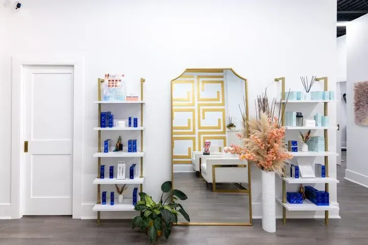 https://cdn.salonspotlight.com/photos/VMMUPgAavWrPmBAWWQ0Q/8f880bba-cf2e-4142-b725-2c5f1cd2cb0f_720x720
