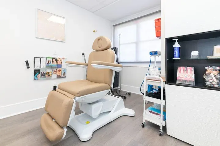 https://cdn.salonspotlight.com/photos/VMMUPgAavWrPmBAWWQ0Q/9c5af398-a33e-44ba-812d-3ce4e0874b36_720x720