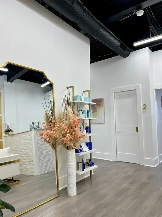 https://cdn.salonspotlight.com/photos/VMMUPgAavWrPmBAWWQ0Q/bdfcba7b-0a6e-4a7f-be36-84b61c3196b5_720x720