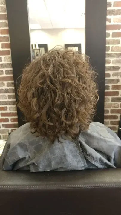 https://cdn.salonspotlight.com/photos/VN4fHz3KDaZmt20XDzwI/02bfe28c-be37-41cd-8520-ce1b8c2578a4_720x720