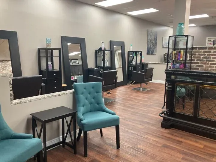 https://cdn.salonspotlight.com/photos/VN4fHz3KDaZmt20XDzwI/379b008b-93e4-4ffa-9678-0a01fd7b768a_720x720