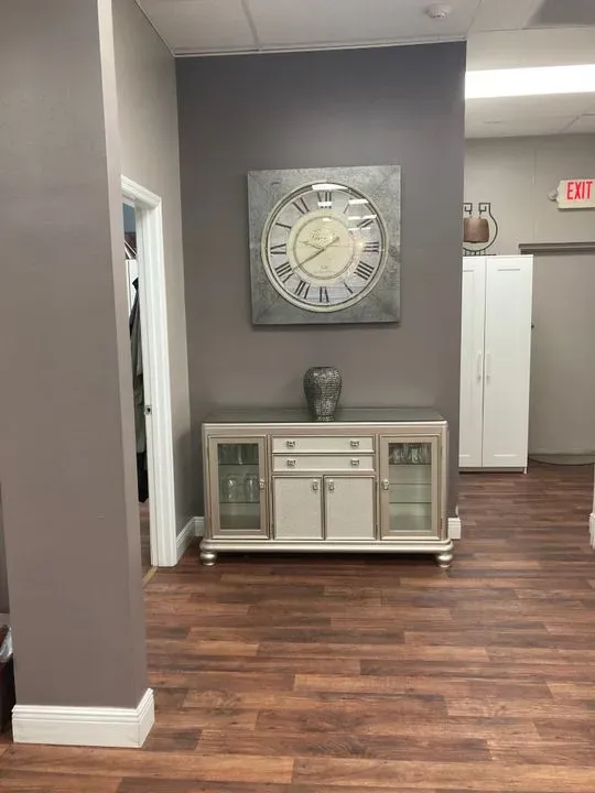 https://cdn.salonspotlight.com/photos/VN4fHz3KDaZmt20XDzwI/dc7de31a-93be-4e53-b1f4-8b420638774b_720x720
