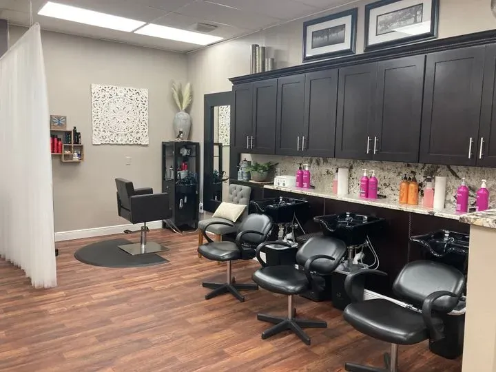 https://cdn.salonspotlight.com/photos/VN4fHz3KDaZmt20XDzwI/fcae9175-fd8e-46c1-b672-c0092bb4612c_720x720