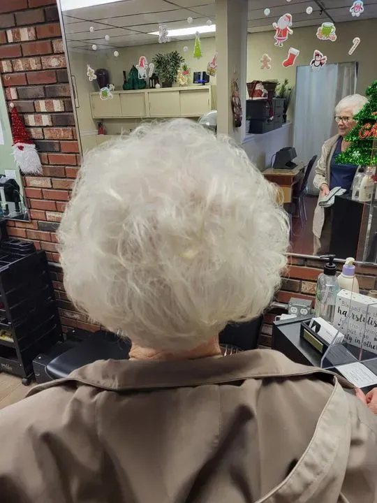 https://cdn.salonspotlight.com/photos/VRH3XLTZA7NtTFj1xgJ3/e7921c51-d3b7-46fd-92df-b34c4a25e196_720x720