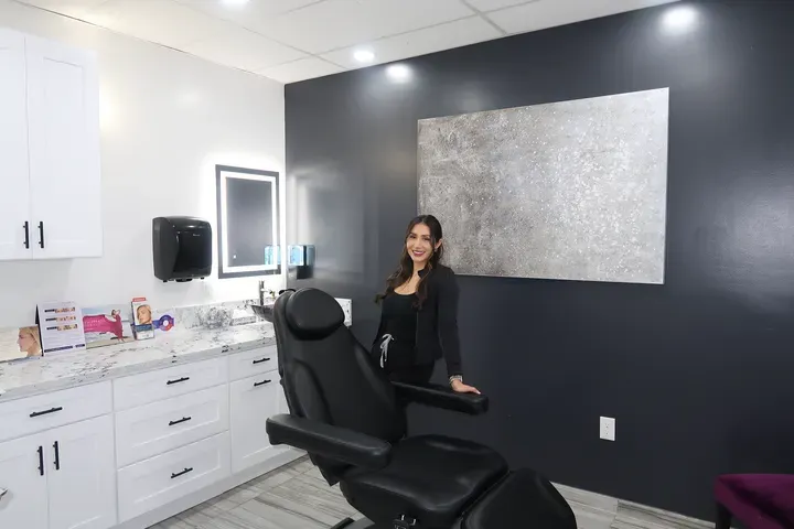 https://cdn.salonspotlight.com/photos/VSEIjAD0ftwFJBTwX8Ao/6e67f98b-c2c6-4518-b846-2a0c25fd2ef3_720x720