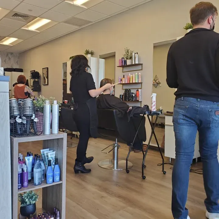 https://cdn.salonspotlight.com/photos/VSy4jEZuhwP9VrHFB4Ev/5cf1a63e-46e7-4c91-9069-3a36e9301022_720x720