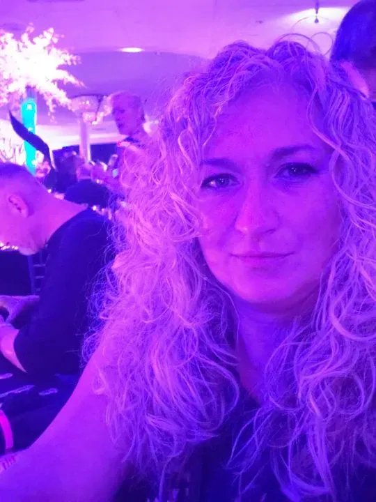 https://cdn.salonspotlight.com/photos/VSy4jEZuhwP9VrHFB4Ev/d3a96417-6635-4df4-9073-90d956b65345_720x720