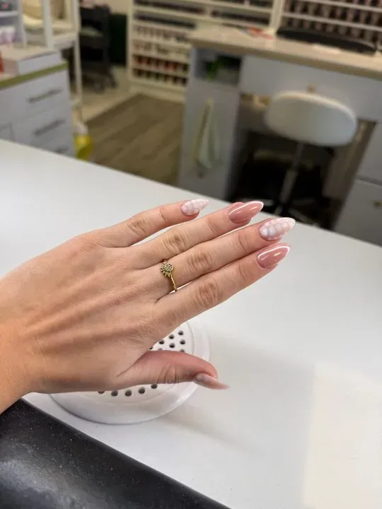 https://cdn.salonspotlight.com/photos/VVFBxE2JsvqHA4YSGbe8/36715c1d-b52e-48e5-a9a4-e6601e233f32_720x720