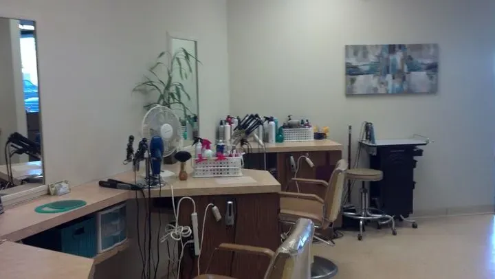https://cdn.salonspotlight.com/photos/Va4vq9jdUqFBm2fFCQHA/697fbb20-a768-4bd0-9fc6-d36d3f86e944_720x720