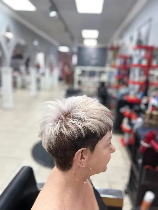 https://cdn.salonspotlight.com/photos/Vc2Vk4VpBB9rZpD5jBX5/9aefd04e-d685-43a2-b7a0-af41ca379e70_720x720