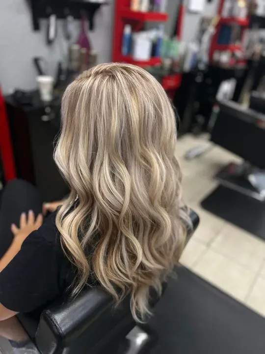 https://cdn.salonspotlight.com/photos/Vc2Vk4VpBB9rZpD5jBX5/a7d6e671-567f-4158-a029-2adcc455e591_720x720