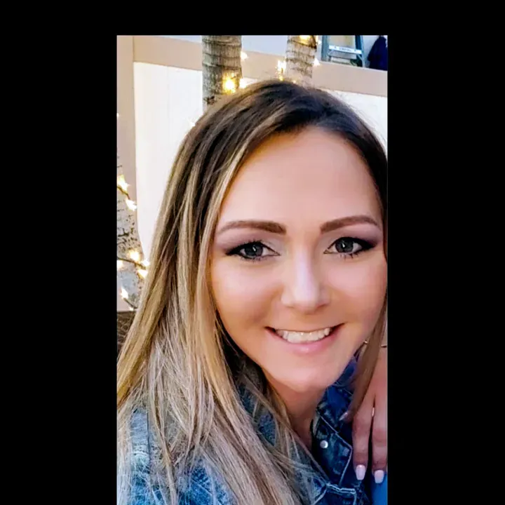 https://cdn.salonspotlight.com/photos/VcnnzyS1uDZWUoVSN7Bo/923ee1b6-270f-48ed-a322-b2dfb2131d37_720x720