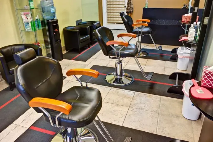 https://cdn.salonspotlight.com/photos/VfIAQt1modvXVb55U7PT/e8205095-20bf-4b02-bedd-1fd787ddd616_720x720