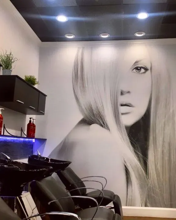 https://cdn.salonspotlight.com/photos/VgdL4zY3pp64dreuLpiY/a2d3cbeb-909d-470c-95b4-f2d490251e08_720x720