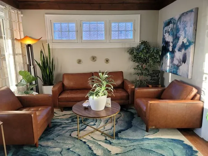 https://cdn.salonspotlight.com/photos/VirCiErqmZeDm8YEvjM1/8a6e7e28-bfe6-4aa3-b23e-14e716b81ffb_720x720