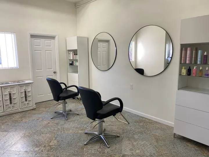 https://cdn.salonspotlight.com/photos/VjommvCHICO8ZWIcz7e9/78195a67-1bda-4683-93e2-79455d4df112_720x720