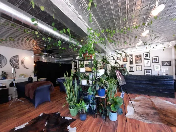 https://cdn.salonspotlight.com/photos/VkURSPRfVOaJXwQ2jjiA/5f8544cb-a4a9-4b9d-83a4-0412cda4f415_720x720